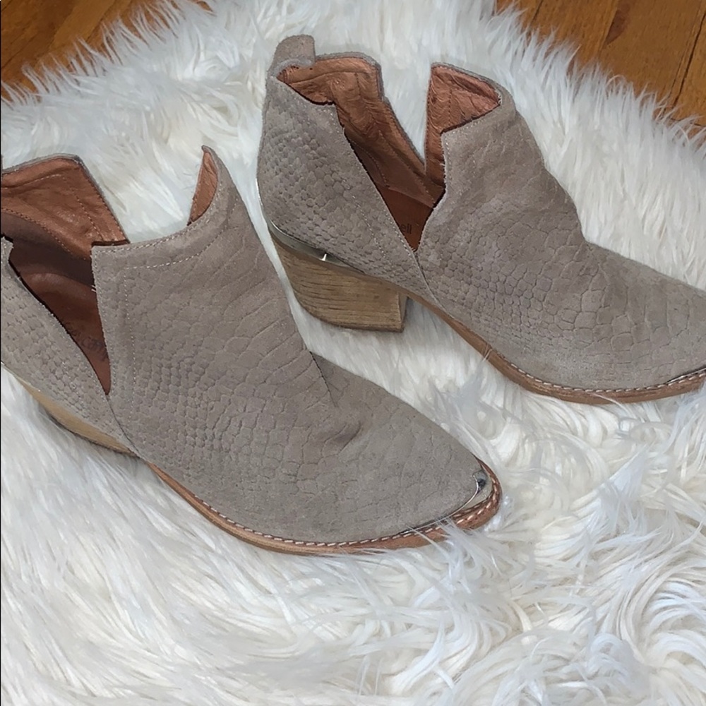 Jeffrey Campbell Booties ✨